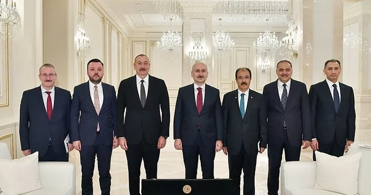 Aliyev ve Karaismailoğlu görüştü! ’Barış kılıcı’ hediye edildi