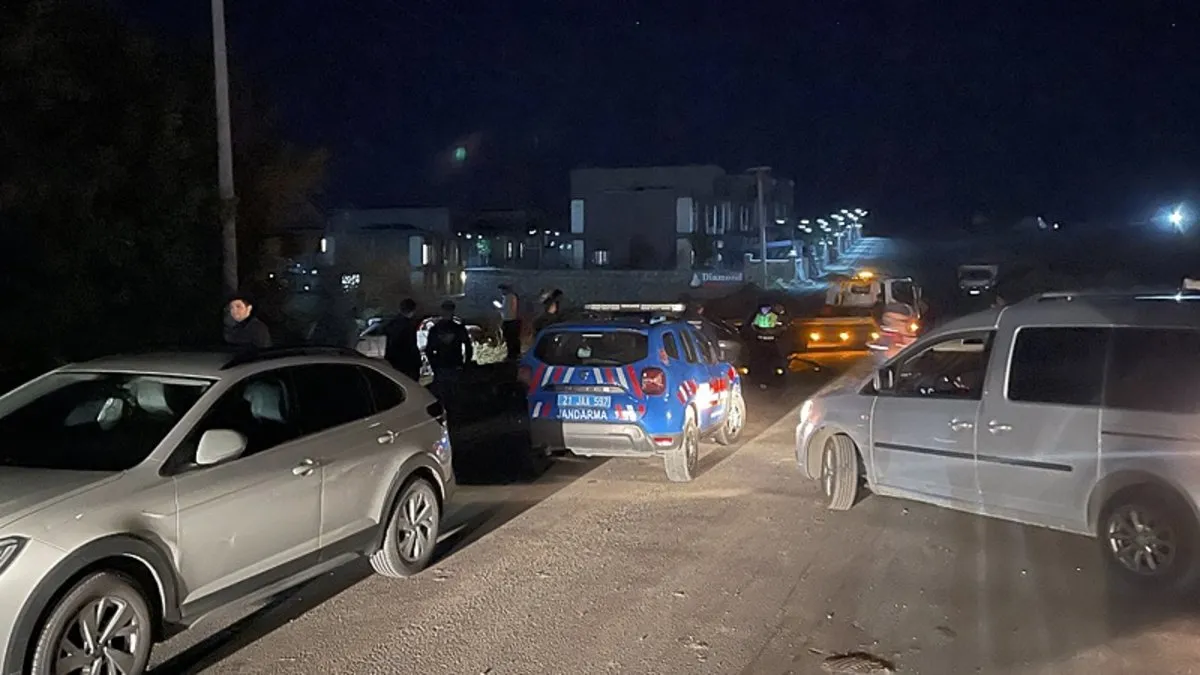 Diyarbakır'da 'Dur' ihtarına uymayan sürücü 2'si polise ait 3 araca çarptı: 7 yaralı