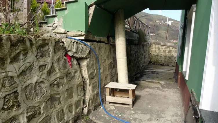 Duvarları çatlayan evlerinde nöbetleÅe uyuyorlar