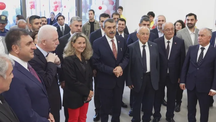 bakan-tekin-bu-yil-ortaokulu-bitiren-100-ogrencinin-45-tanesi-meslek-lisesine-gitti-1790334656546.jpg