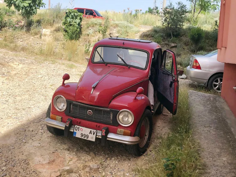 67 yaşındaki adam, kendisinden büyük Topolino model aracına gözü gibi bakıyor