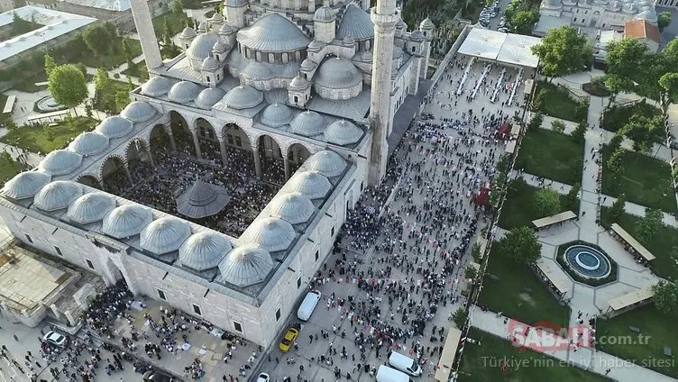 Fatih Camii’ndeki Ramazan Bayramı namazı yoğunluğu havadan görüntülendi