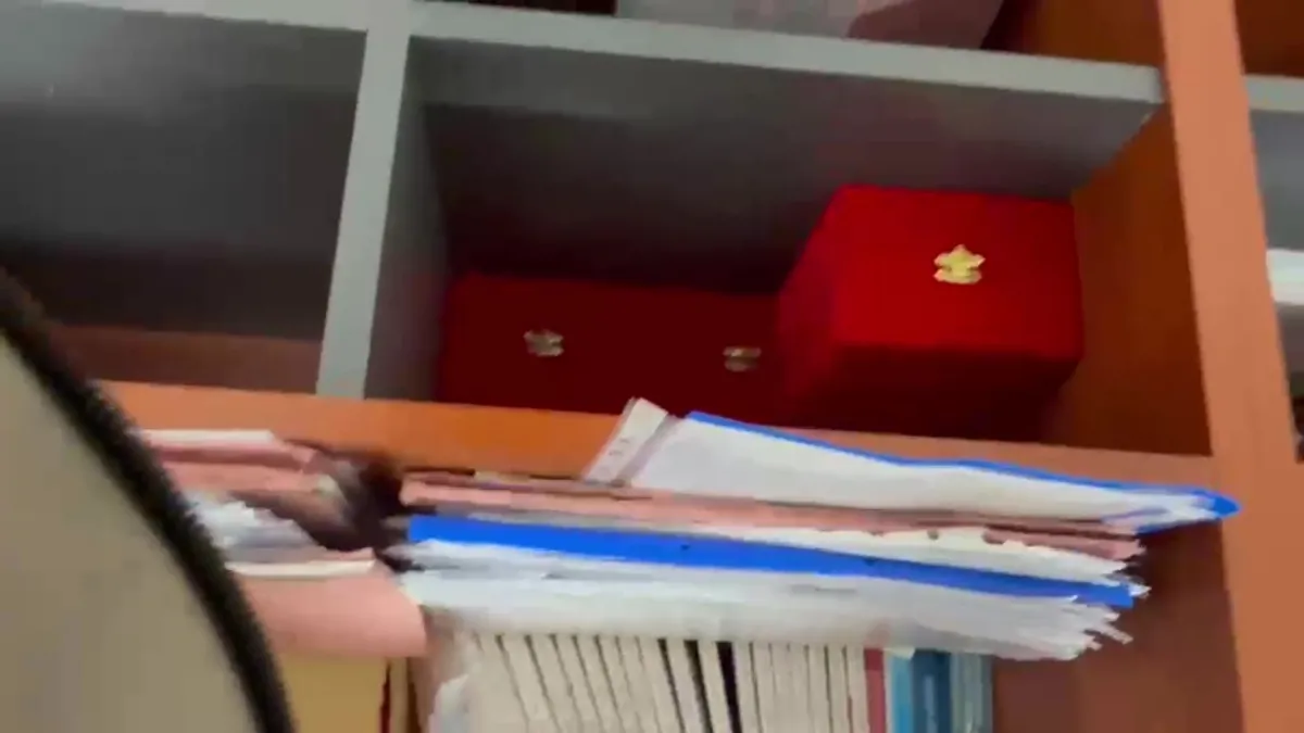 SON DAKİKA: İzmit Belediyesi’nde rüşvet anı kamerada: “Şu araya sıkıştırdım… Üstüne de zarf attım müdürüm!” | Video videosunu izle SON DAKİKA: İzmit Belediyesi’nde rüşvet anı kamerada: “Şu araya sıkıştırdım… Üstüne de zarf attım müdürüm!” | Video videosunu izle