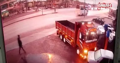 Savrulan kamyonet park halindeki araçlara böyle çarptı | Video