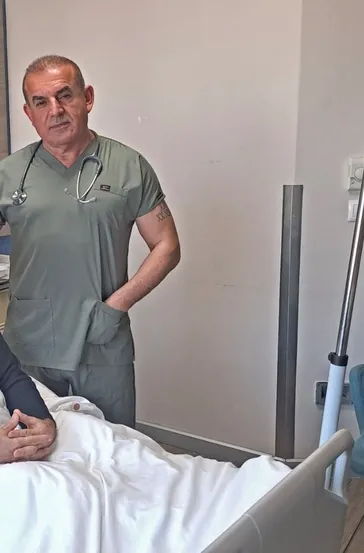 Büyük vefa: Doktor olmasını isteyen öğretmenini 41 yıl sonra ameliyat etti!