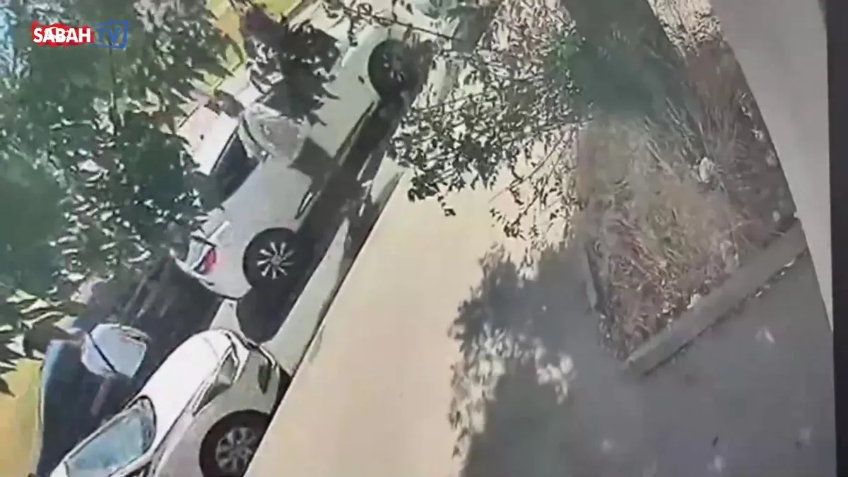 Zeytinburnu’nda park halindeki araçtan para çalan şüpheli yakalandı! O anlar kamerada videosunu izle Zeytinburnu’nda park halindeki araçtan para çalan şüpheli yakalandı! O anlar kamerada videosunu izle