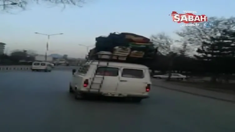 Kendisi kadar eşya yüklenen minibüsün tehlikeli yolculuğu