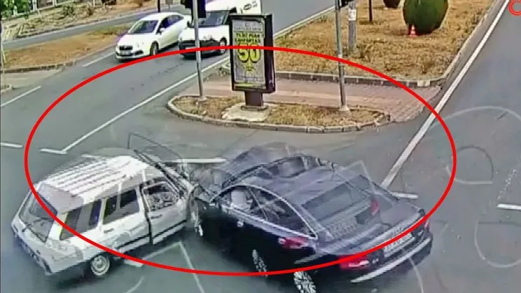 Kastamonu'da emniyet kemeri takmayan kadının otomobilden fırladığı anlar kamerada | Video