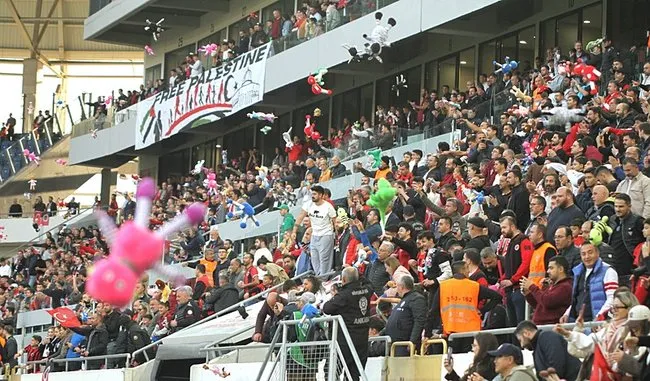 genclerbirliginden-konyaspor-maci-oncesi-gazze-icin-anlamli-hareket-1761490412510.jpeg