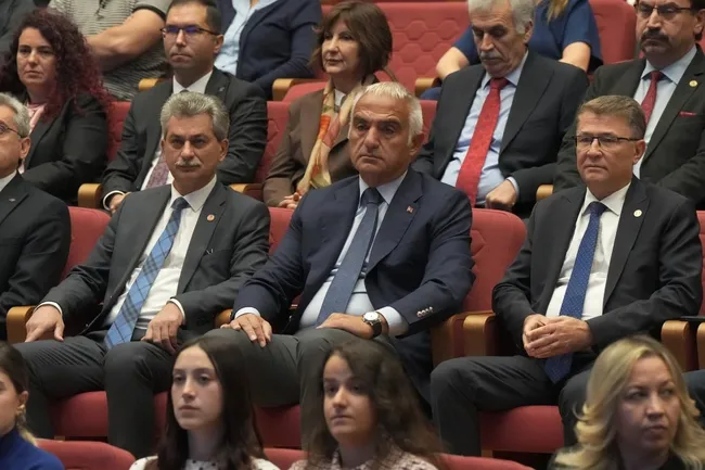 turk-diline-hizmet-odulleri-sahiplerini-buldu-bakan-ersoydan-ortak-turk-alfabesi-vurgusu-dil-bir-milletin-hafi-1790330820799.jpeg