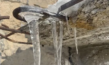 Ağrı dondu, camlar buz tuttu