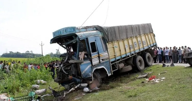 Hindistan’da kamyon kazası: 20 ölü