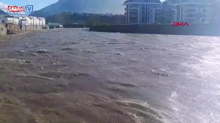 Antalya'da sağanak yağış büyük hasara yol açtı! Eşen çayı taştı | Video