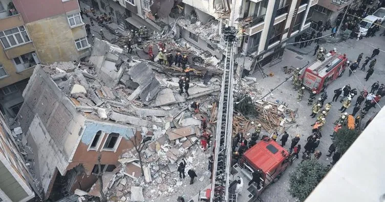İki ay önce boşaltılan 7 katlı bina çöktü