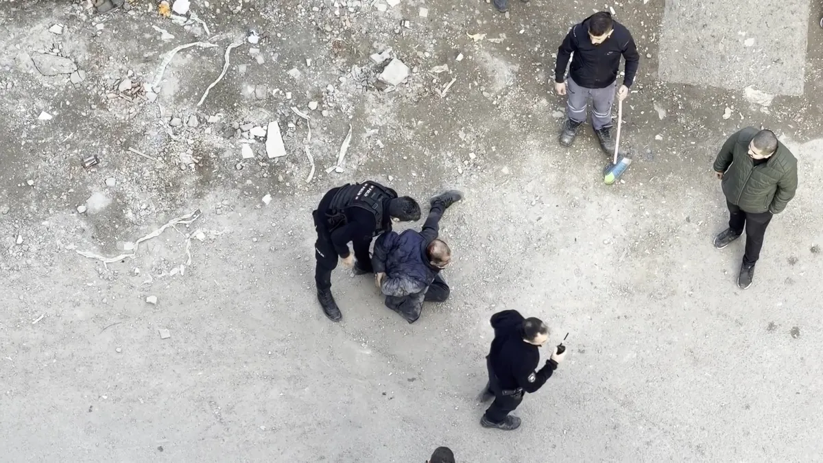 Diyarbakır’da akılalmaz olay: Kadınlara ve araçlara saldırdı! Diyarbakır’da akılalmaz olay: Kadınlara ve araçlara saldırdı!