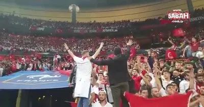 Türk taraftarlar, Stade de France’de 1 puanı kutluyor