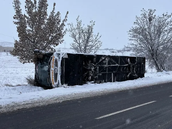 nevsehirde-buzlu-yolda-devrilen-yolcu-otobusundeki-5-kisi-yaralandi-1738740658574.jpg