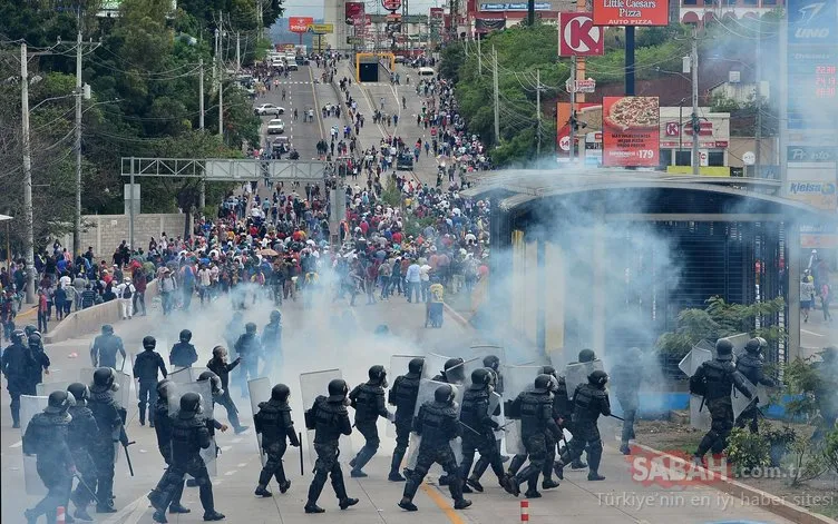 Honduras karıştı! ABD Büyükelçiliğinin kapısını ateşe verdiler