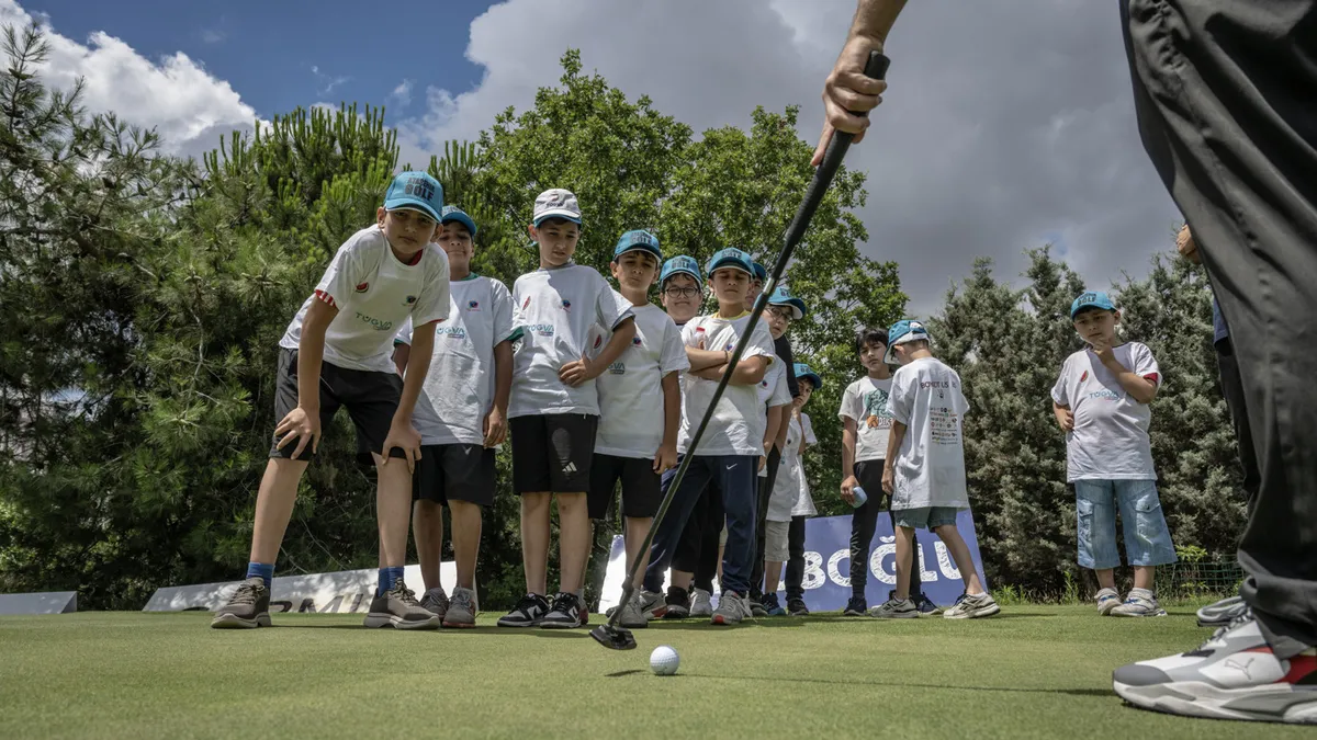 TÜGVA Yaz Okulu'nda öğrencilerin golf oynadığı an