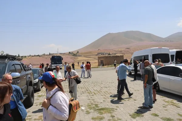 igdirdaki-tarihi-ejder-kervansarayi-turistlerin-ugrak-noktasi-oldu-1786552055501.jpg