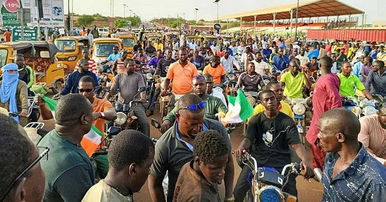 Nijer’de halk darbeye karşı sokağa indi