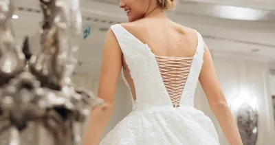 Yaz düğünlerinde bu gelinlikler konuşulacak!