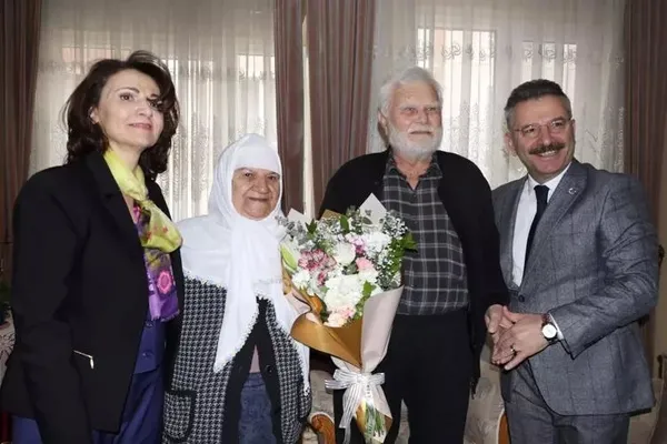 cumhuriyetle-ayni-yasta-102-yasindaki-ali-dedeyi-vali-evinde-ziyaret-etti-1742644239251.jpg