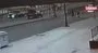 Yolun karşısına geçmeye çalışan kadına servis minibüsü böyle çarptı | Video