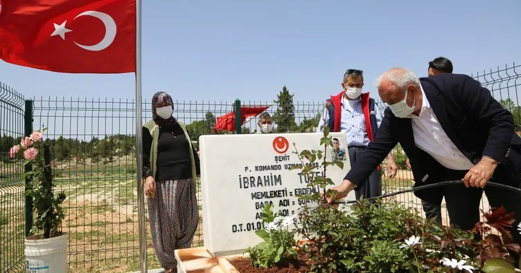 Şehit mezarları güllerle donatıldı