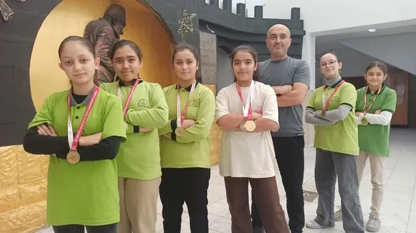 zeynepin-gurur-pozu-okculukta-turkiye-sampiyonu-oldu-1701600403334.jpg