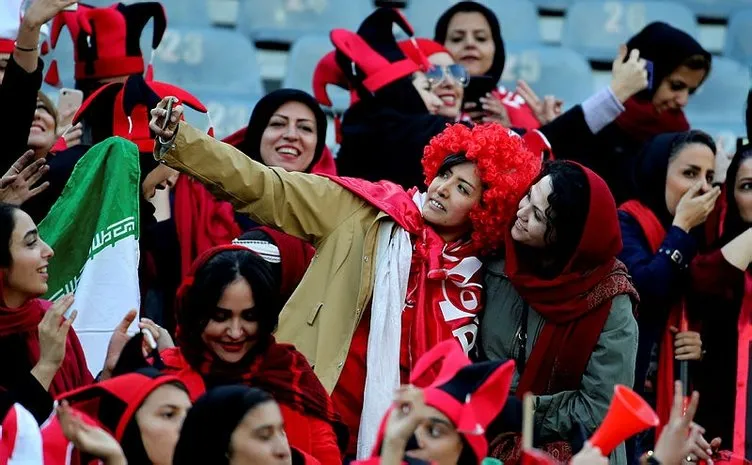 İran’da 39 yıl sonra kadın taraftarlar statta maç izledi