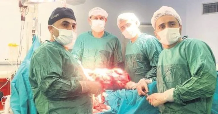 İzmir Şehir Hastanesi’nde müthiş operasyon: 8 kiloluk tümör alındı
