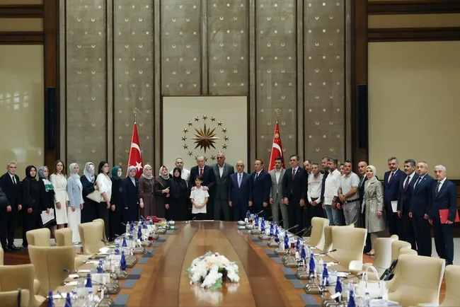 baskan-erdogan-okul-saldirisinda-hayatini-kaybeden-ogrencilerin-ailelerini-kabul-etti-1785866141232.jpg