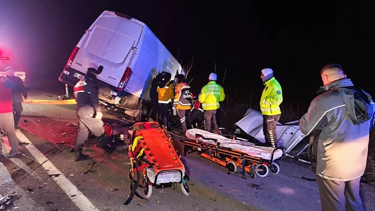 Kamyonet TIR’a arkadan çarptı: 2 ölü, 1 yaralı Kamyonet TIR’a arkadan çarptı: 2 ölü, 1 yaralı