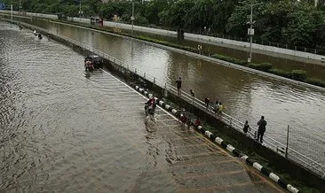 Endonezya’da sel nedeniyle asma köprü çöktü, 7 kişi öldü