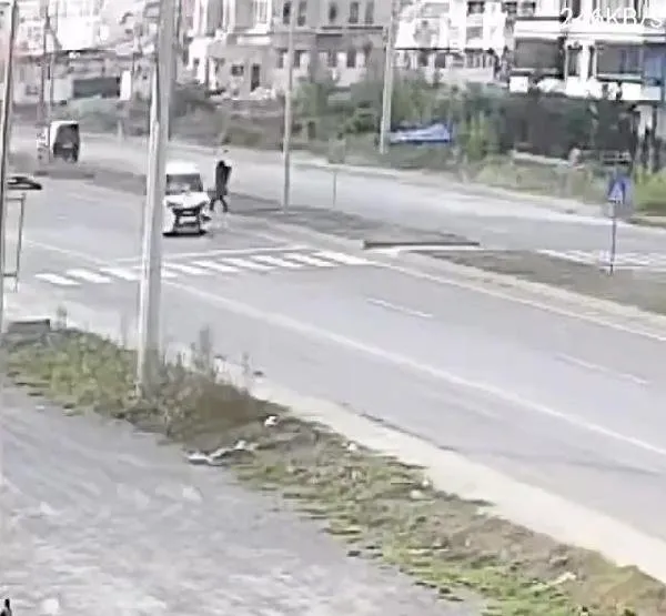 Sakarya’da korkunç kaza! Minibüsün çarptığı kadın hayatını kaybetti: O anlar kamerada