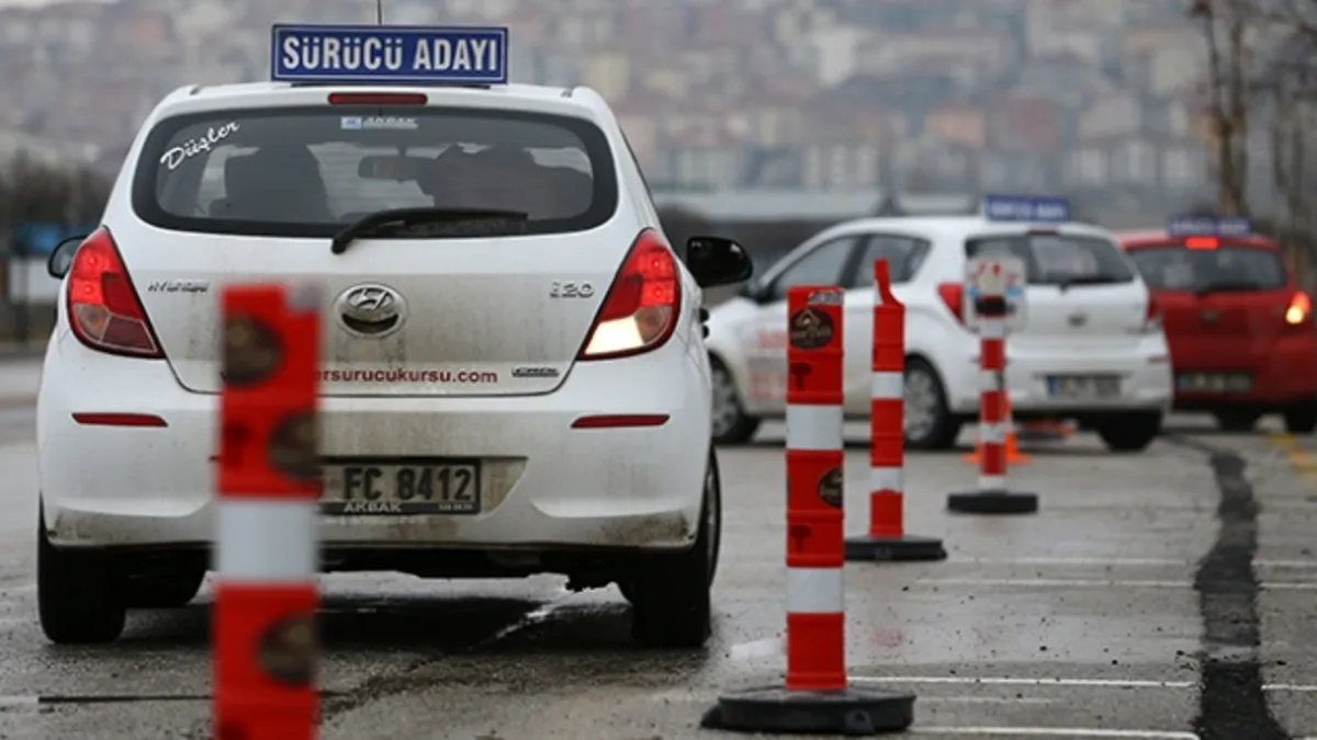 Ehliyet sınavında yeni dönem! Bakanlık çalışma başlattı… “Neden kaldım?” tartışması sona eriyor Ehliyet sınavında yeni dönem! Bakanlık çalışma başlattı… “Neden kaldım?” tartışması sona eriyor