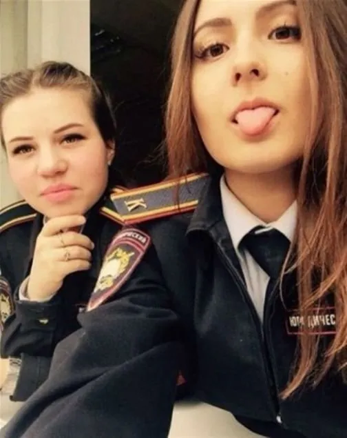 Sosyal medyada dolaşan kadın polis pozları Rusya’yı ikiye böldü!