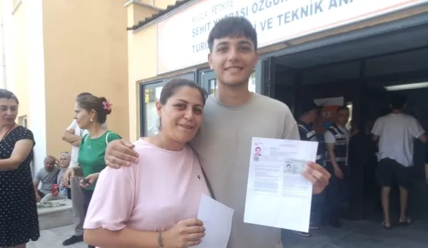 fethiyede-anne-ile-oglu-ayni-sinavda-ter-doktu-1750594968648.jpg