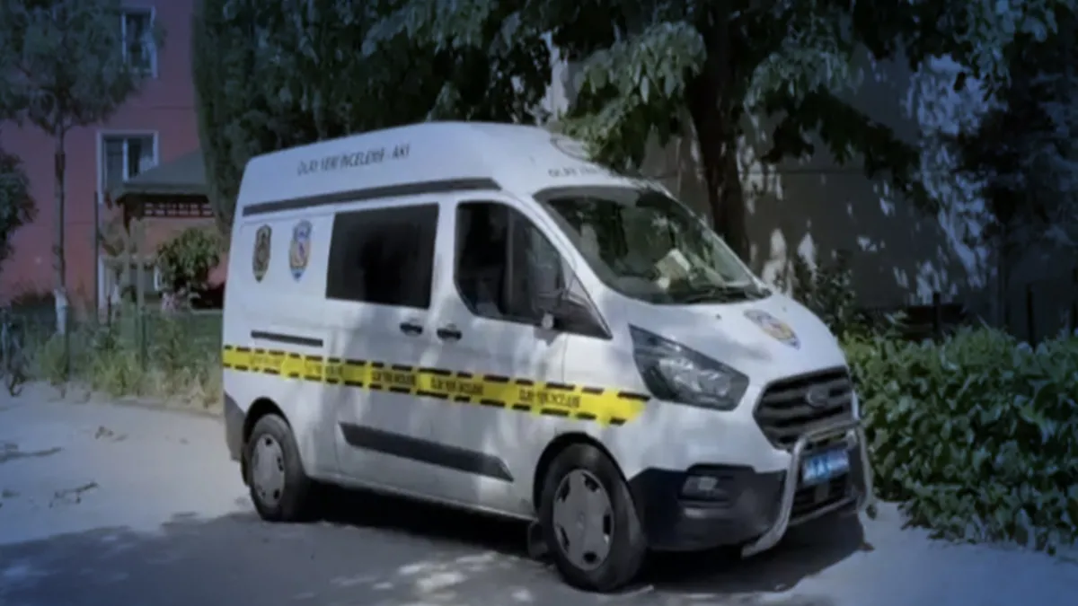 Beylikdüzü'nde bir evde yaşanan olayda baba ile oğlu arasında çıkan arbede sonucu genç hayatını kaybetti.
