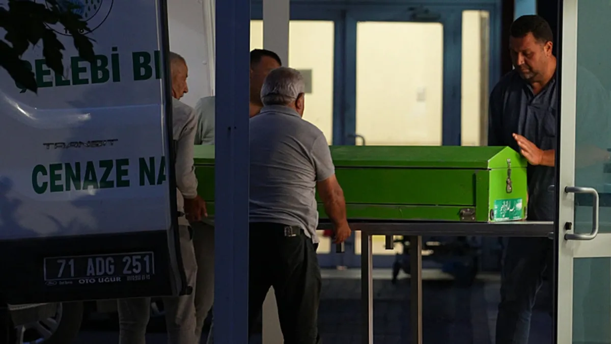Kırıkkale'de babasını öldürüp parçalara ayırdıktan sonra tuvalete gizleyen şahısın tutuklanmasıyla ilgili haber görseli.