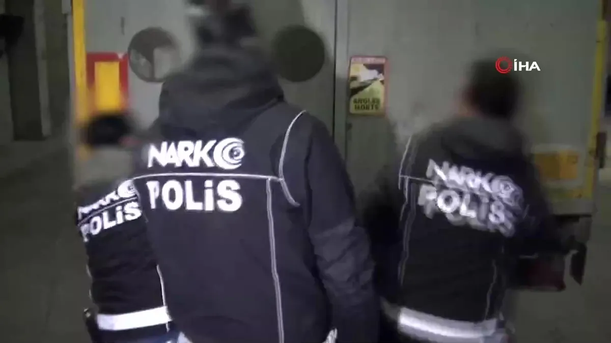 Küçükçekmece’de nefes kesen uyuşturucu operasyonu: 527 kilo uyuşturucu ele geçirildi | Video videosunu izle Küçükçekmece’de nefes kesen uyuşturucu operasyonu: 527 kilo uyuşturucu ele geçirildi | Video videosunu izle