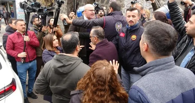 Son dakika: HDP’li vekil Hişyar Özsoy’dan polislere küstah tehdit! 2 kişinin gözaltına alınmasını engellemeye çalıştı