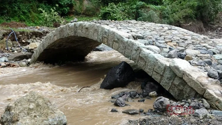 Araklı’daki selde, sadece tarihi kemer köprü ayakta kaldı