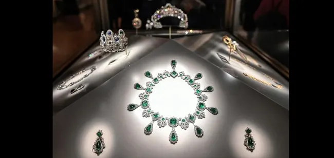 son-dakika-7-dakikada-dudak-ucuklatan-soygun-louvre-muzesinden-calinan-eserlerin-bedelleri-ortaya-cikti-1761119302615.jpg (1357×643)