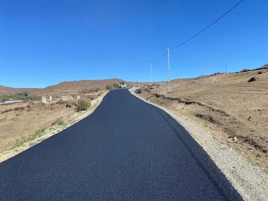 Kars’ta köy yolları sıcak asfalt oluyor