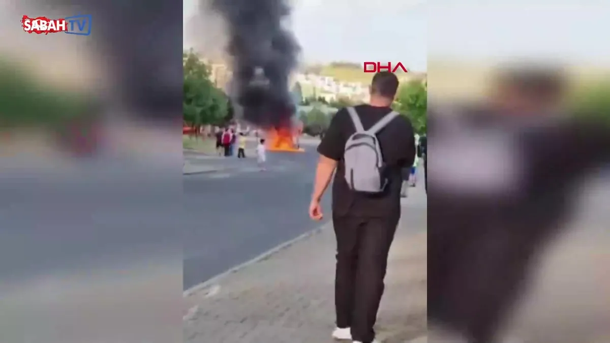 Diyarbakır’da seyir halindeki minibüs alev aldı! Nedeni bilinmiyor videosunu izle Diyarbakır’da seyir halindeki minibüs alev aldı! Nedeni bilinmiyor videosunu izle