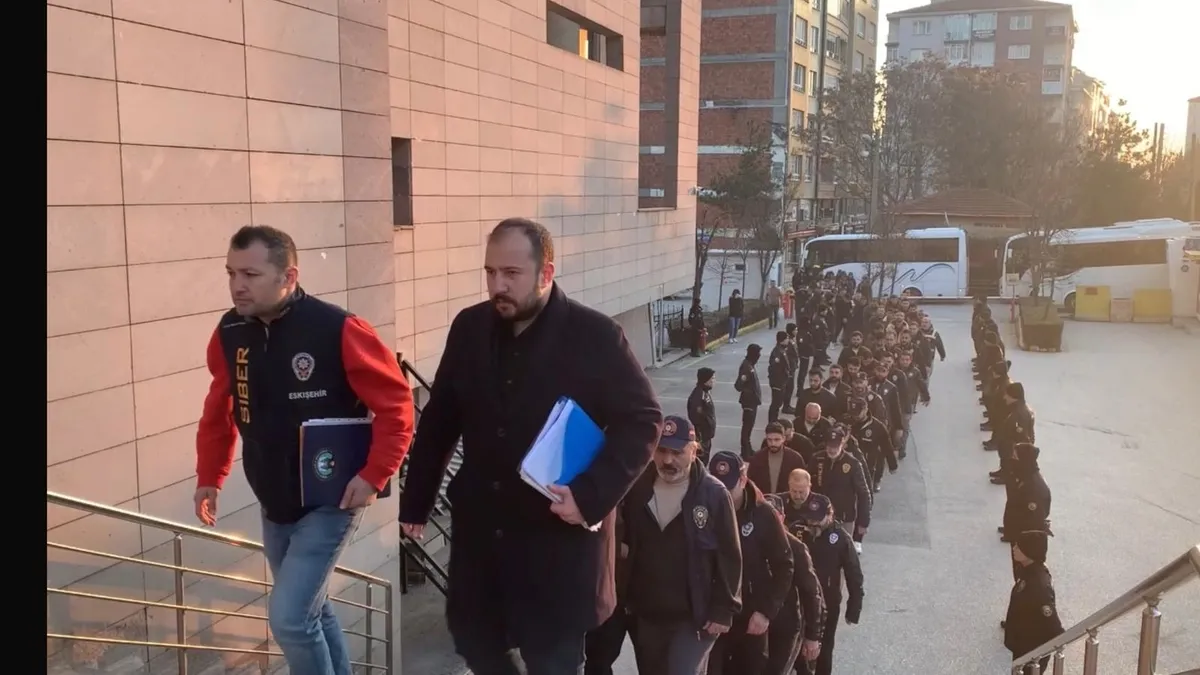 Eskişehir merkezli sahte yedek parça şebekesi… 8.7 milyar TL’lik vurgun yapan çete çökertildi Eskişehir merkezli sahte yedek parça şebekesi… 8.7 milyar TL’lik vurgun yapan çete çökertildi