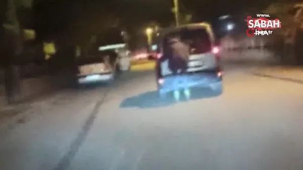 Patenli gencin trafikte tehlikeli yolculuğu kamerada! Aracın altında kalmaktan son anda kurtuldu | Video