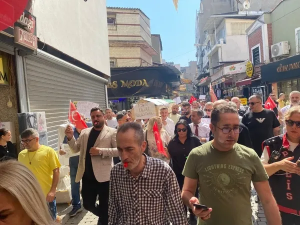 otopark-kapatildi-cirolar-dustu-tarihi-carsi-esnafindan-tabutlu-protesto-1785239338057.jpg